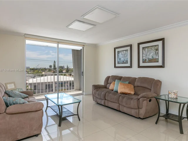 7705 Abbott Ave # 408, Miami Beach FL 33141