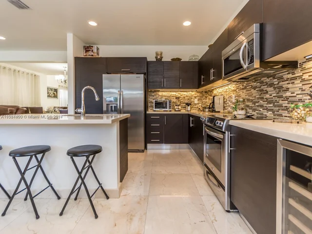 7013 NW 104th Ct, Doral FL 33178