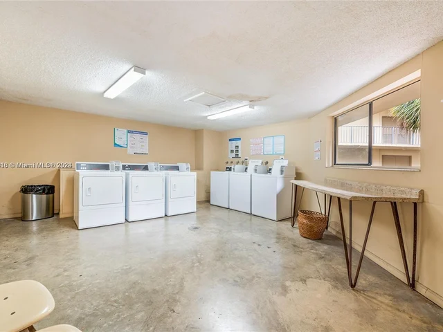 8625 NW 8th St # 401, Miami FL 33126