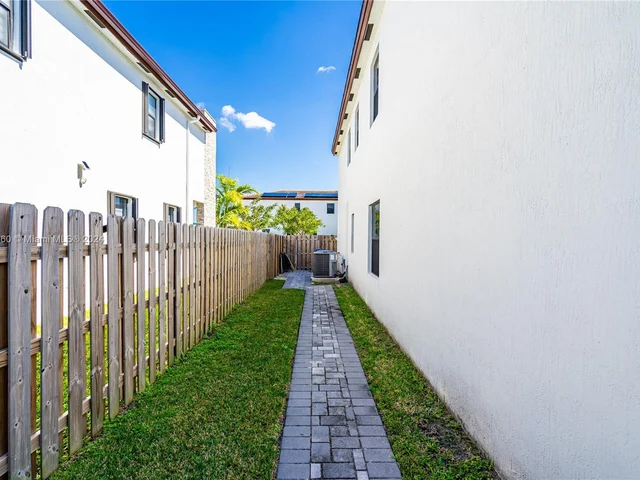 21016 NE 2nd Ct, Miami FL 33179