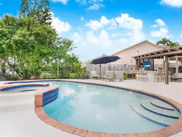 15992 SW 73rd St, Miami FL 33193