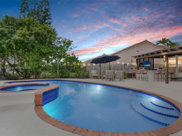 15992 SW 73rd St, Miami FL 33193