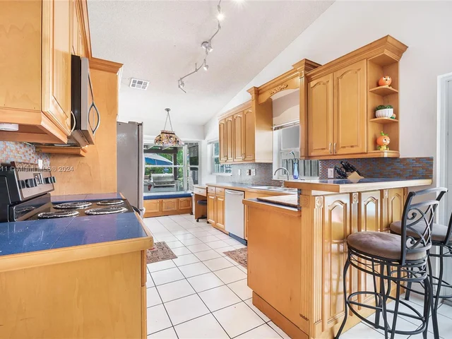 15992 SW 73rd St, Miami FL 33193