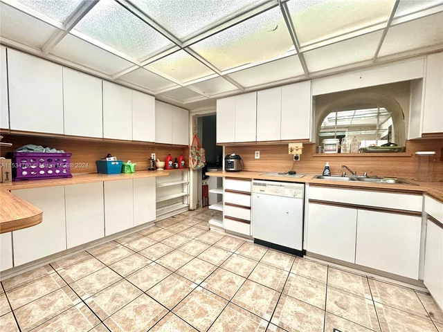 1380 W 37th St, Hialeah FL 33012