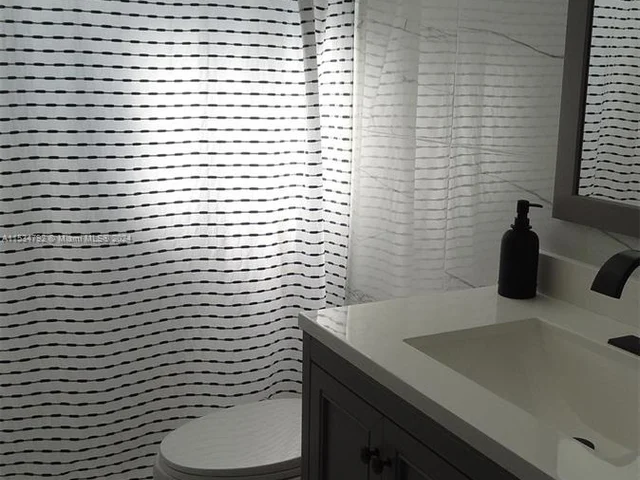 6650 Park St, Hollywood FL 33024