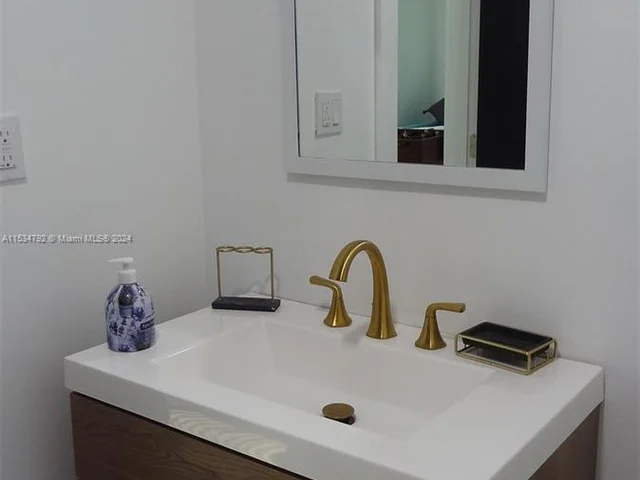 6650 Park St, Hollywood FL 33024