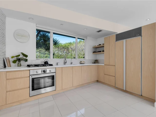 910 N Venetian Dr, Miami FL 33139