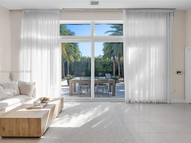 910 N Venetian Dr, Miami FL 33139