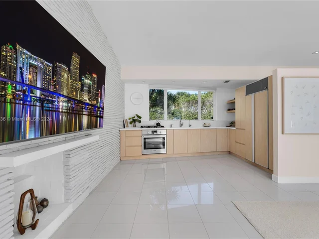 910 N Venetian Dr, Miami FL 33139