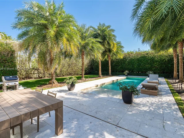 910 N Venetian Dr, Miami FL 33139