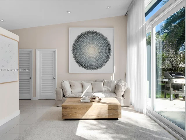 910 N Venetian Dr, Miami FL 33139