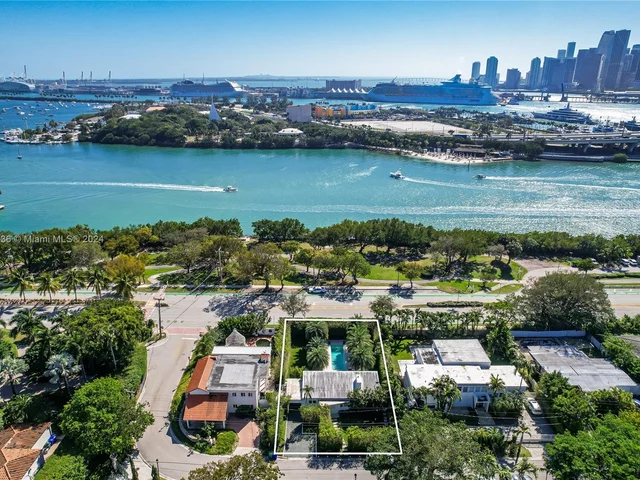 910 N Venetian Dr, Miami FL 33139