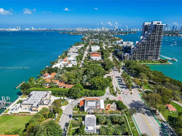 910 N Venetian Dr, Miami FL 33139