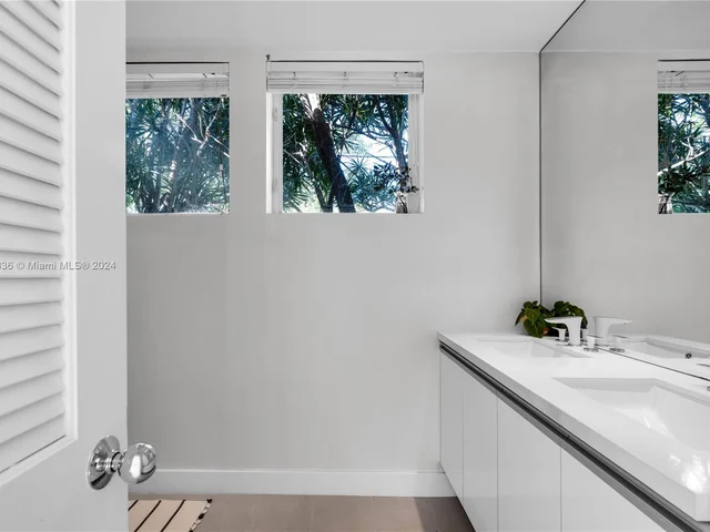 910 N Venetian Dr, Miami FL 33139