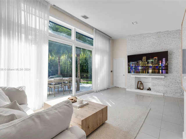 910 N Venetian Dr, Miami FL 33139