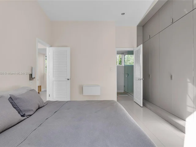 910 N Venetian Dr, Miami FL 33139