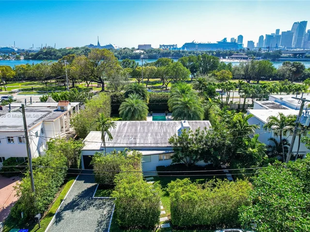 910 N Venetian Dr, Miami FL 33139