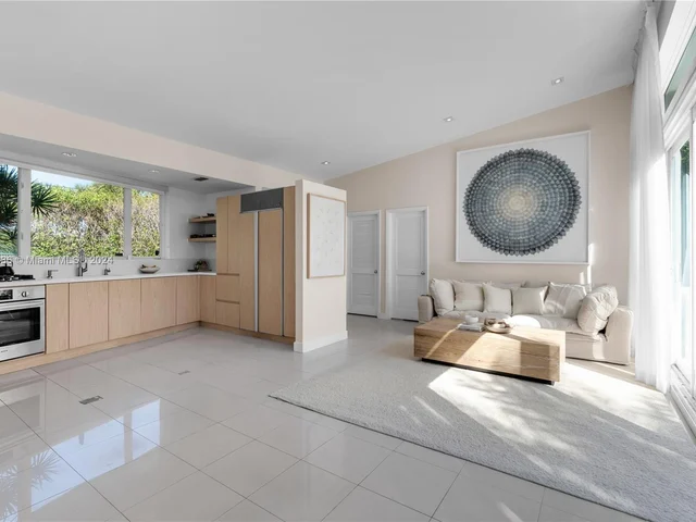 910 N Venetian Dr, Miami FL 33139