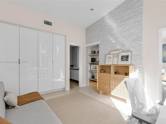 910 N Venetian Dr, Miami FL 33139