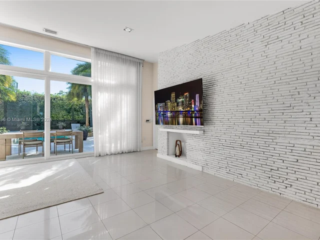 910 N Venetian Dr, Miami FL 33139