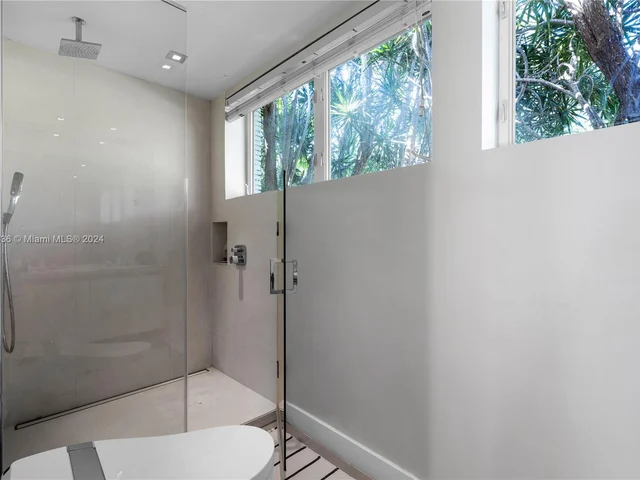 910 N Venetian Dr, Miami FL 33139