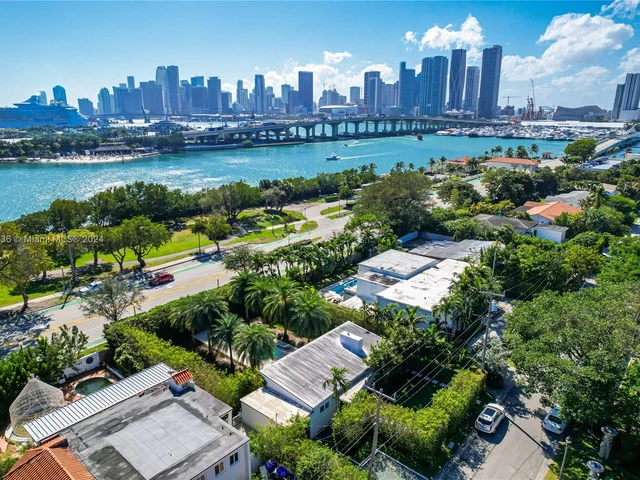 910 N Venetian Dr, Miami FL 33139