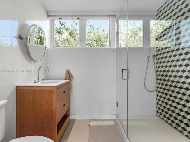 910 N Venetian Dr, Miami FL 33139