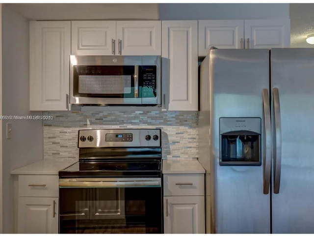 9371 Fontainebleau Blvd # I104, Miami FL 33172