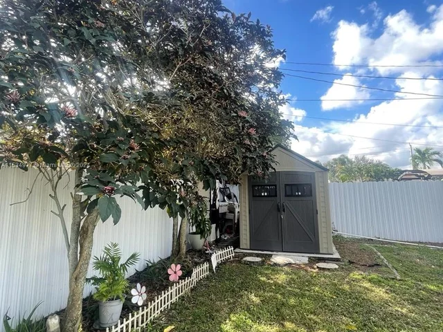 7160 Raleigh St, Hollywood FL 33024