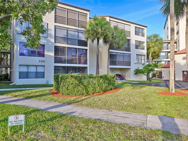 2302 S Cypress Bend Dr # 110, Pompano Beach FL 33069