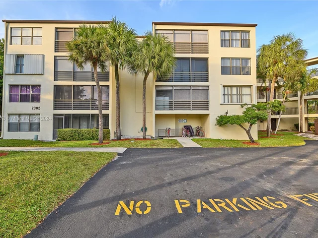 2302 S Cypress Bend Dr # 110, Pompano Beach FL 33069