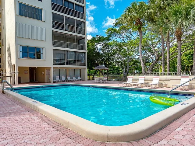 2302 S Cypress Bend Dr # 110, Pompano Beach FL 33069