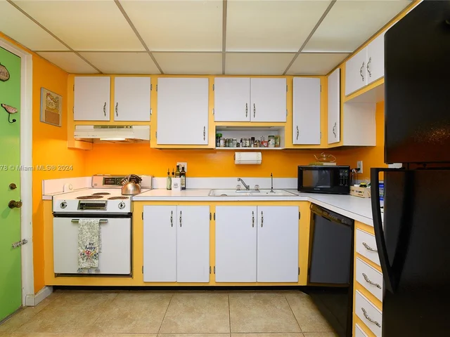 2302 S Cypress Bend Dr # 110, Pompano Beach FL 33069