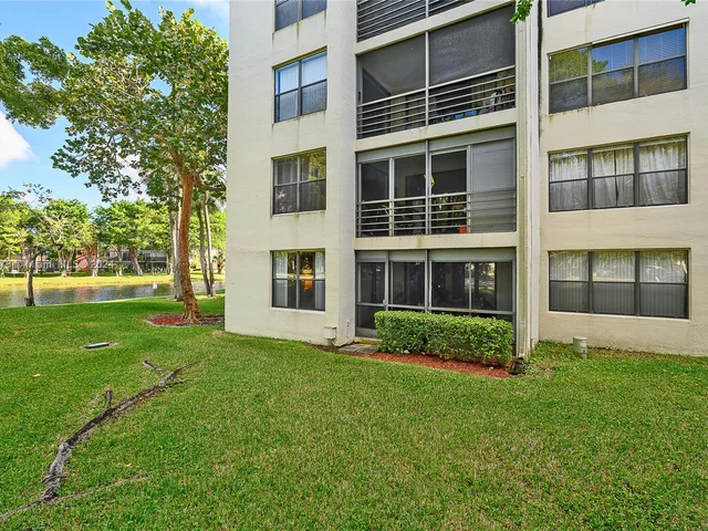 2302 S Cypress Bend Dr # 110, Pompano Beach FL 33069