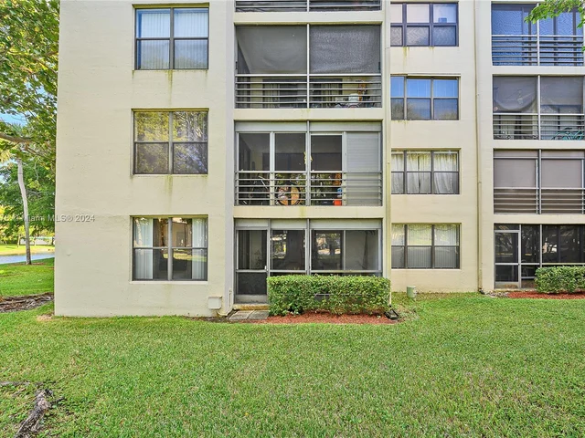 2302 S Cypress Bend Dr # 110, Pompano Beach FL 33069