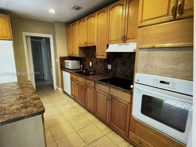 910 Hollywood Blvd, Hollywood FL 33019