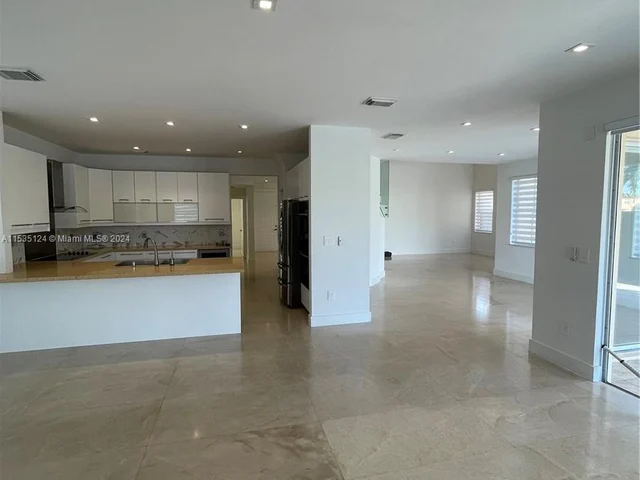 8551 NW 110th Ave, Doral FL 33178