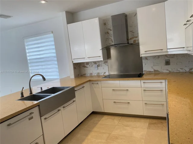 8551 NW 110th Ave, Doral FL 33178