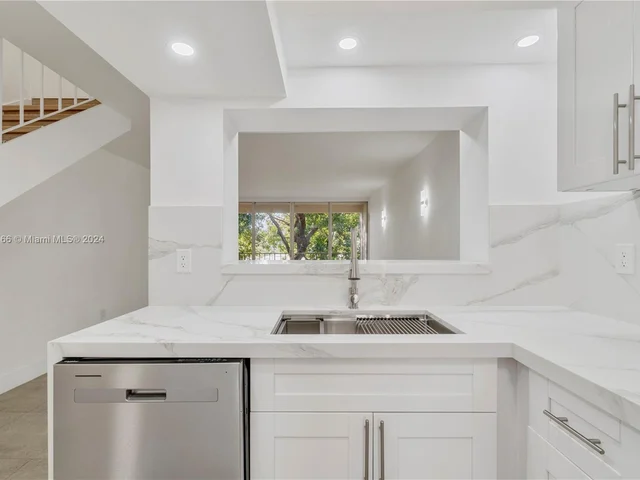 9250 Fontainebleau Blvd # 204, Miami FL 33172