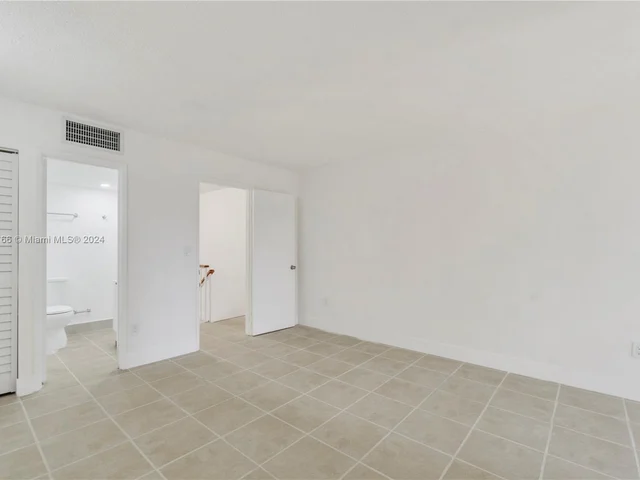 9250 Fontainebleau Blvd # 204, Miami FL 33172