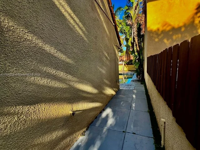 1085 NE 204th Ter, Miami FL 33179