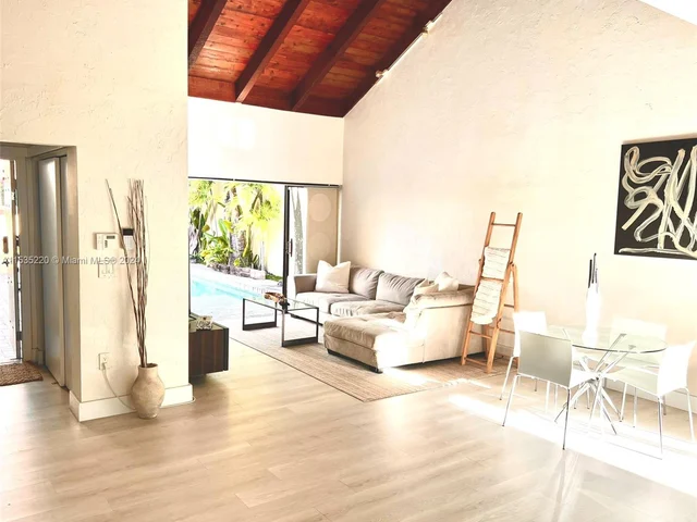 1085 NE 204th Ter, Miami FL 33179