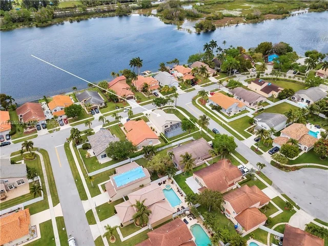 18104 NW 21st St, Pembroke Pines FL 33029