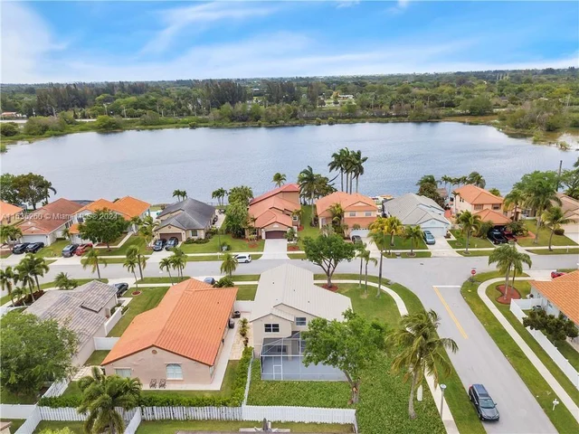 18104 NW 21st St, Pembroke Pines FL 33029