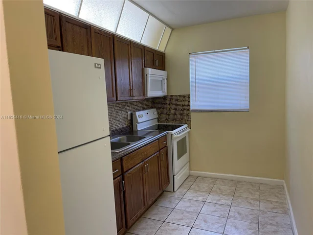 7340 NW 37th St # 4, Davie FL 33024