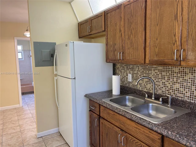 7340 NW 37th St # 4, Davie FL 33024