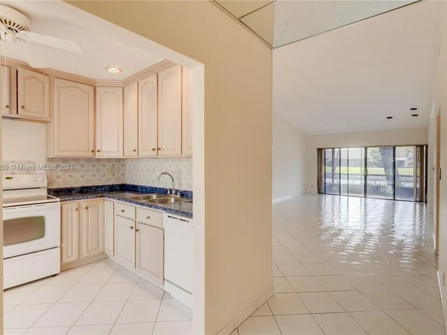 6367 W Pinehurst Cir W # B37, Tamarac FL 33321