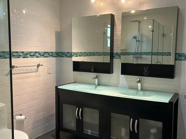 1025 Lincoln St, Hollywood FL 33019