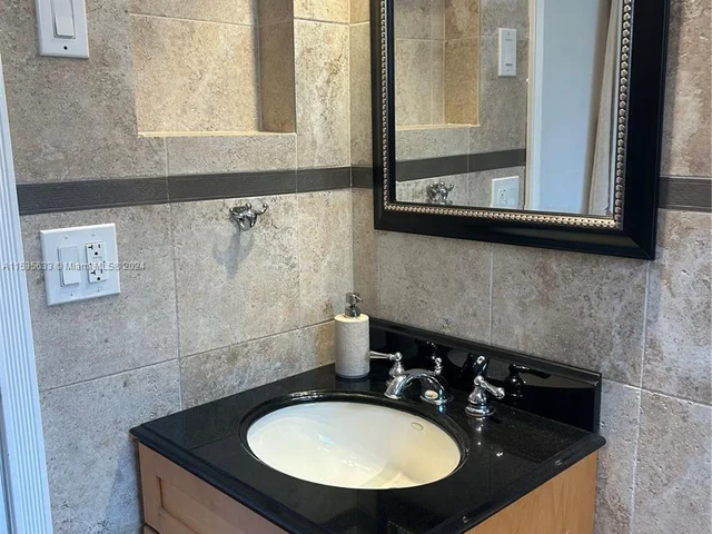 1025 Lincoln St, Hollywood FL 33019