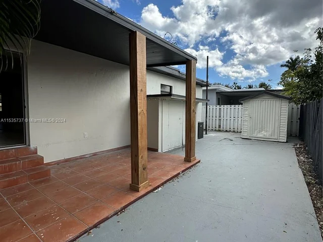 860 NW 18th Pl, Miami FL 33125